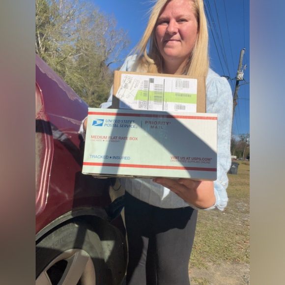 Meet your Posher, Kathryn FREE items with bundles - Picture 3 of 4